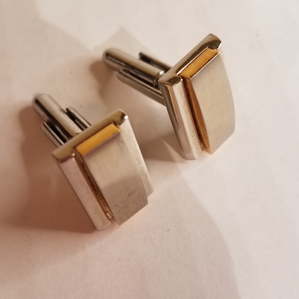 Silver and gold tone cufflink j82